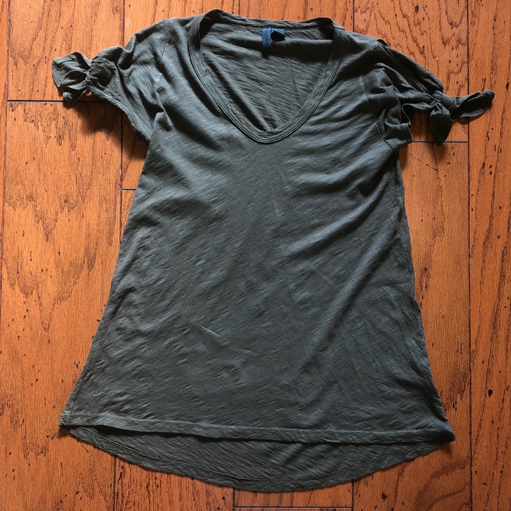 Never worn XS Anthro cute peekaboo shoulder Tee